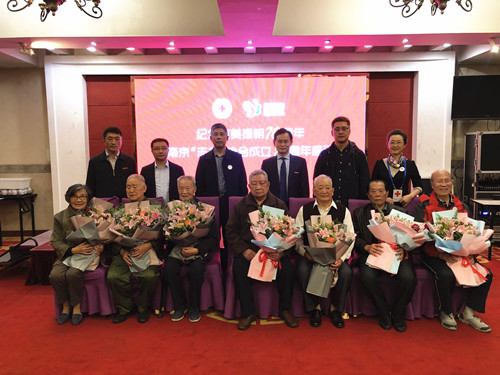 与会嘉宾与抗美援朝老战士“志友”合影留念_副本.jpg 与会嘉宾与抗美援朝老战士“志友”合影留念_副本.jpg