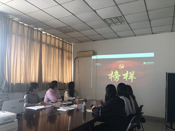 6观看《榜样4》.jpg 6观看《榜样4》.jpg